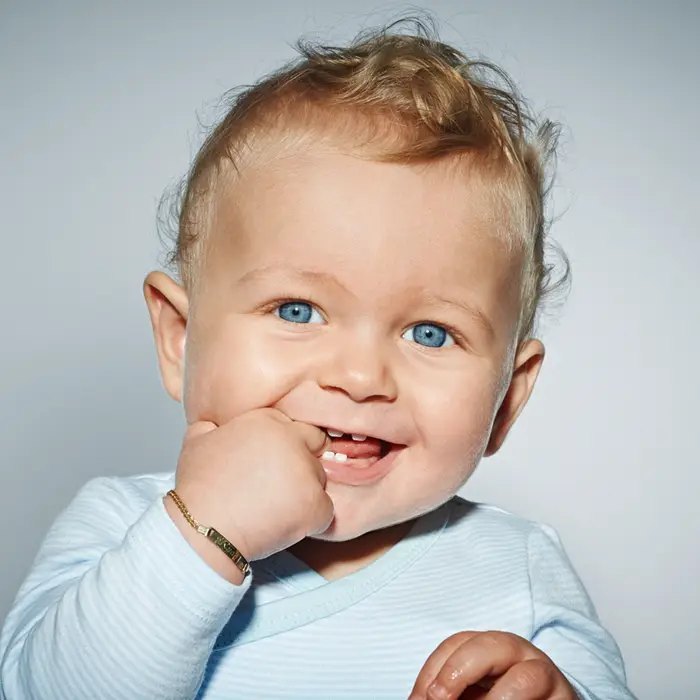 Baby mit blauen Augen im Studio