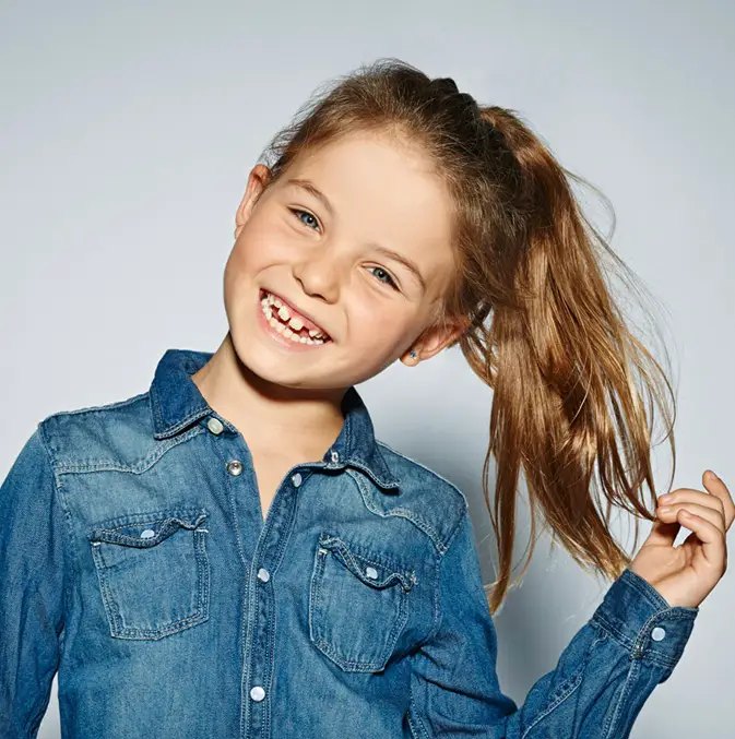 Mädchen im Jeanshemd lacht im Studio