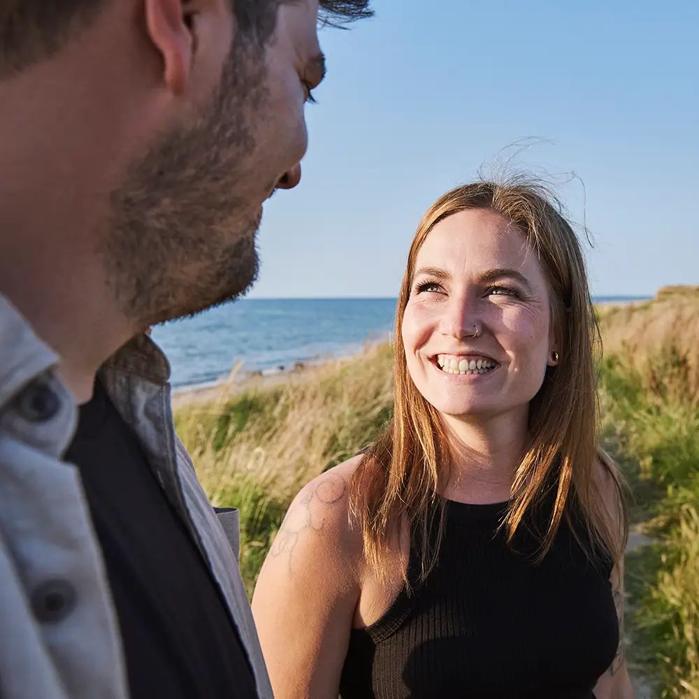 Paar in den Dünen an der Ostsee