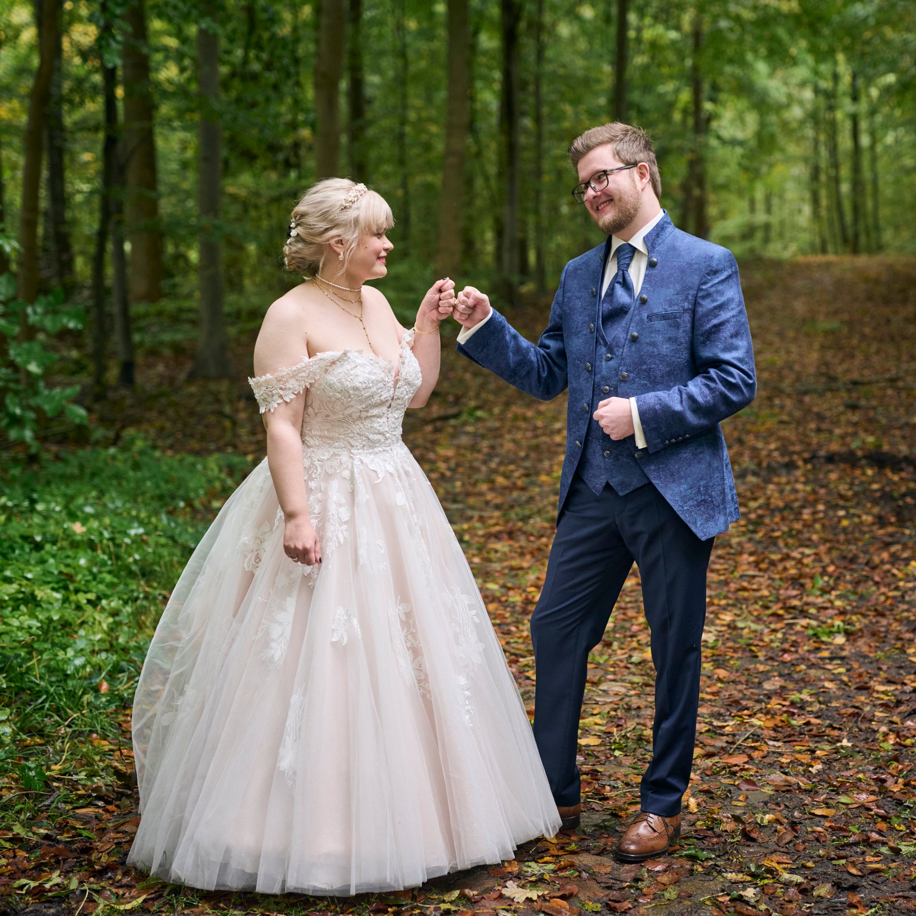 Brautpaar im Wald, die Braut im großen Tüllkleid