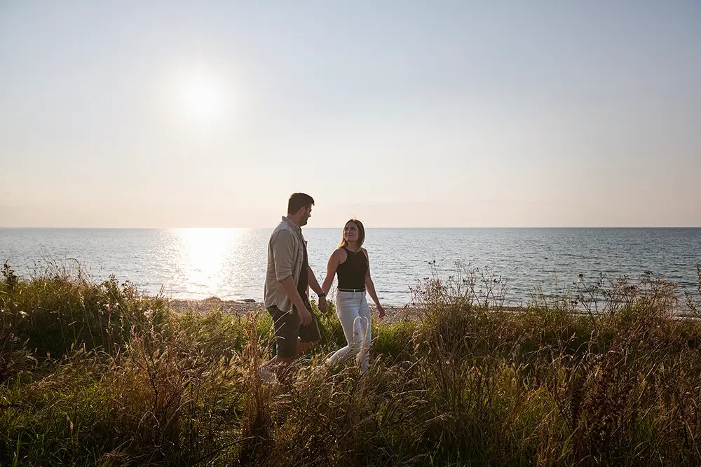 Paar in den Strandgräsern vor der Abendsonne